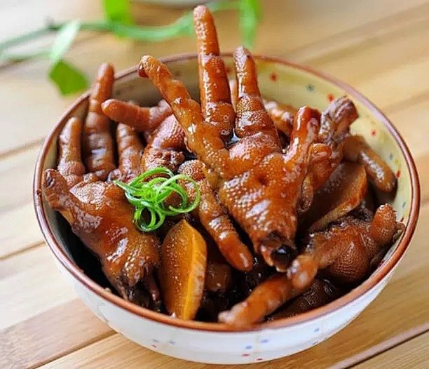 用料

鸡爪750g、花椒一小把、八角两...