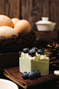 极简鸡蛋蓝莓蛋糕甜品美食摄影图片-众图网