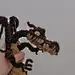 你看我眼神行事