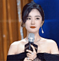 杨幂穿一字肩黑纱长裙出席盛典，女神当之无愧，微表情转换好棒！