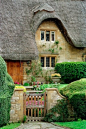 Thatched cottage in the Cotswolds, Gloucestershire, England.