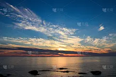 大海在夕阳的照耀下闪闪发光