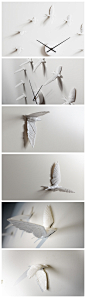 台湾设计工作室良事设计的“Swallow series”燕子钟表。以12只呈飞翔姿态的白色树脂燕子作为时间刻度，呈现出动静结合的诗意氛围。

