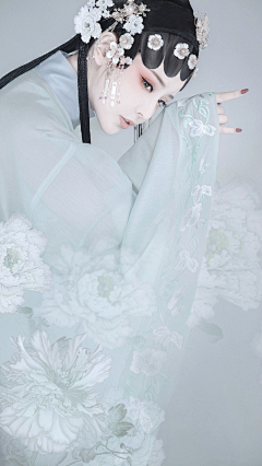 大秦-设计师采集到汉服 唐装 古装