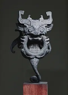 上海博物馆的青铜器给了原型师高木アキノリ灵感，回日本后他创作了一只青铜兽。赞！ ​​​​