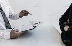 商务人士持有简历文件，面试工作经验的年轻人为公司申请财务会计，求职面试和求职申请
的概念。