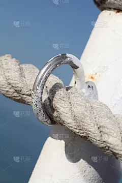 穿入铁环的绳子