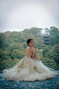 组图：李沁绣花纱裙眉目温柔秀美背 气质超凡脱俗犹如花仙子 : 10月29日，李沁工作室在微博上晒出李沁出席东京电影节的美照。照片中，李沁身穿绣花纱裙仙气飘飘，大秀美背气质超凡出尘，一颦一笑犹如花仙子下凡。