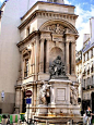 Fontaine Molière, à Paris (Ier'arrondissement). - On voit cette fontaine au carrefour de l'ancienne rue Traversière (devenue rue Fontaine-Molière, et aujourd'hui rue Molière) et de la rue de Richelieu, où elle fait tête de l'îlot de maisons.