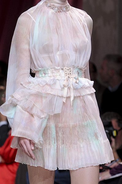 Fashion｜人鱼一般的时装戏节。 ​...