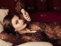 黑头发，亮妆，珠光宝气的美女