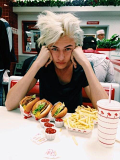 clalamomo采集到Lucky Blue Smith（拉奇·布鲁·史密斯）