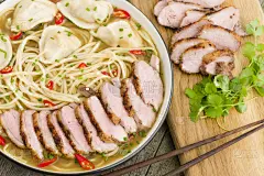 馄饨,面汤,鸭脯,中式外卖,肉汤,烤鸡,日本拉面,烤鸭,鸭子肉,饺子