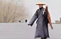 【师父如是说】有一个青年向法师求教：“师父，有人说我是天才，也有人骂我是笨蛋，依您看，我到底是天才还是笨蛋呢？”这个法师反问道：“那你自己是如何看待你自己的呢？”青年一脸茫然，老法师说：“比如一斤米，在饼家的眼里那是烧饼，在酒商的眼中那是酒，在乞丐那里，就是救命的一顿饭，米还是那个米。”青年豁然开朗。学佛人要明白，看待自己的方式决定了自己的人生价值。同样，你把自己看成一个坏人，你一定不会多做好事；如果你把自己看成是一个好人，你天天在行善；如果你把自己看成是一个未来的菩萨，那你每天做的就是慈悲喜舍。 