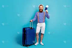 疯狂时髦的男人的全身照片游客准备去登记有行李袋拿护照尖叫穿白色短裤头饰橙色吊带太阳头饰孤立的蓝色背景