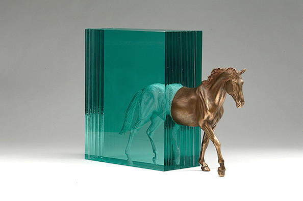 青铜和玻璃马 两种材质的视觉碰撞-奇趣发...