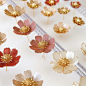 今回のお花はコスモス✨

コスモスを作るのは初めてで
大きさや花芯のバランス
何度も試作を繰り返してやっと思い通りのコスモスに仕上がりました✨

作り始めたら楽しくなって気がついたらたくさん作ってました✨

くすみピンクやボルドー　カフェオレカラーがまた可愛い

これから全体の形を整えて艶々にコーティングします✨

#ハンドメイド
#ハンドメイドアクセサリー
#レジン
#レジン好きさんと繋がりたい
#レジン作品
#レジン作家
#レジンアクセサリー
#季節のお花
#ディップフラワー
#マニキュアフラワー
#