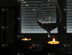 烛光下，一杯红酒开始庆祝