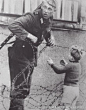 1961年，一个东德士兵偷偷给小孩放行，让他和家人团聚。 ----后来统一后重判了一批开枪射杀翻墙人民的东德官兵。别特么用“服从命令是军人的天职”来忽悠，又不是战场，是同胞求生，枪口抬高一寸吧！