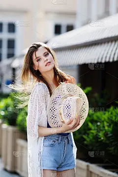 户外肖像年轻美丽时尚快乐的女士摆姿势