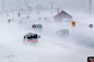 当地时间2月2日，科索沃奥比利奇镇，一辆卡车在大雪中行驶。据悉，已经持续一周的东欧低温已经导致至少122人死亡，其中多数为流浪汉。