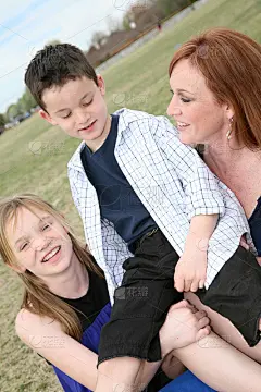 妈妈和姐姐扶着弟弟