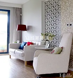 简单组合混搭也和谐：现代简约与田园的混搭，白色软皮沙发搭配麻质休闲椅与土褐色壁纸，将两种风格协调统一在一起。来源：红美商城【http://www.mmall.com/】-资讯频道：http://zixun.mmall.com/