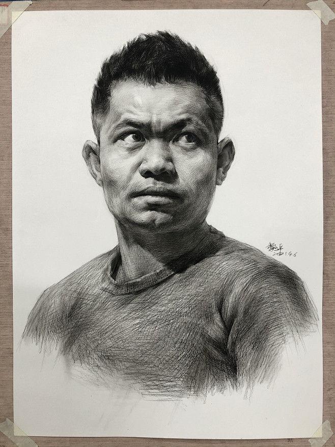 炭笔素描#男中年
名称：正面男青年素描头...