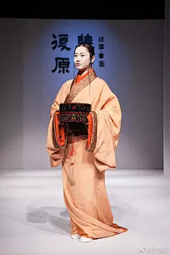湖北江陵马山一号楚墓第N15号战国直裾袍 @山中竹月 @逸清尘 私人订制 #汉服#战国时期#国风大赏图片_中式 国风 设计图片素材-花瓣网