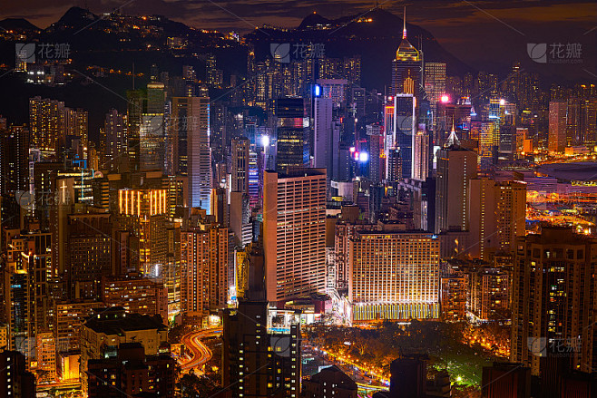 夜景的城市与暮色的天际线点亮