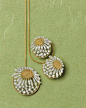 Tanishq Zyra collection white and yellow gold sunflower earrings and necklace studded with white diamonds.@北坤人素材