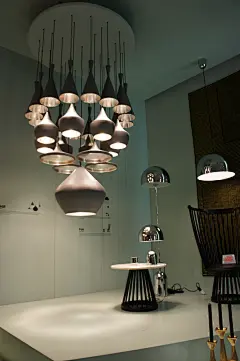 #家居设计#“Grey Beat》虽仅只是为旧系列《Beat Light》了上新的颜色，却展现了新的气质而显得典雅。“Beat Light》造型的灵感来自於Tom Dixon某次前往印度旅游，看得当地的人头上受穿的什麼的水用具，感到十分惊奇，而将此器具转化一具现代梦想感的灯具系列。