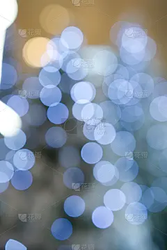 浅蓝色的散景在柔和的橙色背景上用镜头模糊拍摄用作说明
