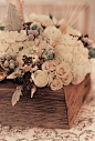 运用干花花艺与真花花材组合的桌花布置--汇聚婚礼相关的一切