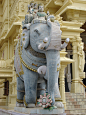 [大象雕像] 在印度古吉拉特邦 巴黎塔纳的耆那教寺庙之一 迎宾的大象雕像