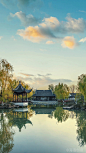 在北京园博园的江苏园，处处即是小桥流水黛瓦粉墙。特别是各种门、窗的细节，每个地方看过去都像一副水墨画，时刻体现着中国传统园林的艺术与风格。——北京#江南