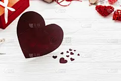 时尚的天鹅绒心形白色木制背景。情人节快乐。带有文本空间的贺卡。婚礼或生日用品