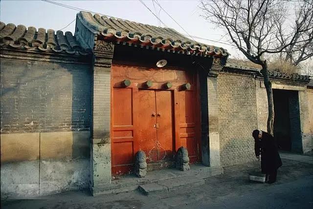 门扉安装在外檐柱间，门扇槛握的形式仍采取...