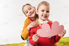 粉红色的小妹妹 carfboard 的心手工贺卡隔离在白色