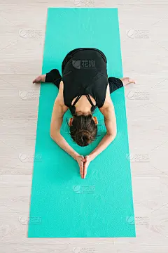 年轻美丽的女人练习瑜伽和体操。健康的概念。班级单项运动。