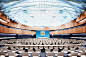 联合国第十九会议室，摄于2013年，日内瓦。  经常会听到一句话“座椅决定权力”。 事实上，这里的座椅指的是职位。瑞士摄影师Luca Zanier拍摄了一套名为“权力走廊”的影集，该影集拍摄了一系列经常有大人物出席的重要场所，如董事会会议室，议事厅，国会大厅，及联合国议事厅等塑造历史的场所。
