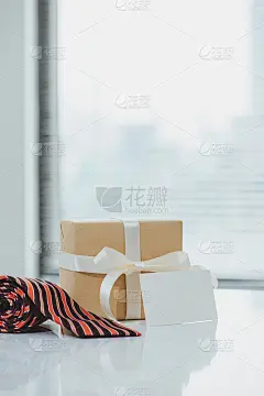礼品盒，领带和空白纸卡的形象。父亲节的概念