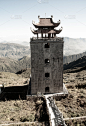 Thanh Van Dac Lo精神地标的宏伟钟楼，以风景优美的云雾山为背景，在Fansipan峰，