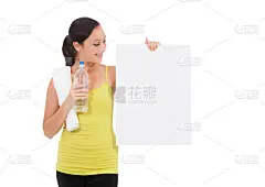 运动健身女人手持空牌。