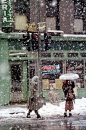 【风雪中的纽约】索尔·雷特和40年代、50年代的大多数纽约街头摄影师一样，他非常擅长于将城市生活的情绪和氛围传达到摄影中。然而，与其他街头纪实摄影师不同的是，索尔·雷特的作品有着独特的感觉。他镜头下雪中的街景，华盖下的雪中人、红色的伞等等。他的作品着重表现质感、空间的模糊和唯美的味道， ​​​​...展开全文c
