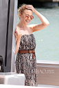 当地时间8月23日，澳洲歌后凯莉·米洛 (Kylie Minogue) 穿蛇纹抹胸长裙在西班牙伊比沙岛出海。