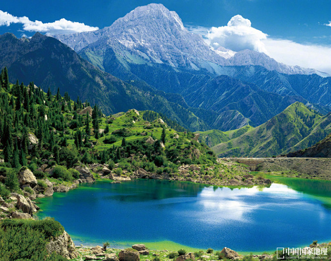 新疆库车河上游的小龙池