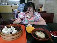 早餐：无锡小笼包+小排面！,篮筱筑