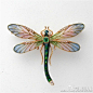 蜻蜓的翅膀原本平淡无奇，而在新艺术时期匠人们的眼中，它们五彩缤纷，瑰丽而奇幻