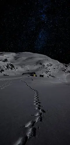 [2436×1125]夜晚 星空 雪地 脚印 苹果手机壁纸图片